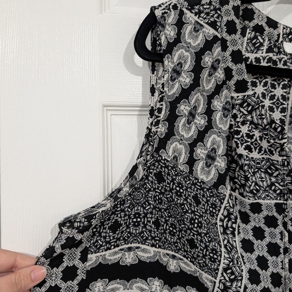 Rose +Olive Black and White Patterned Sleeveless Neck Tie Blouse in Size 2X - Picture 5 of 10